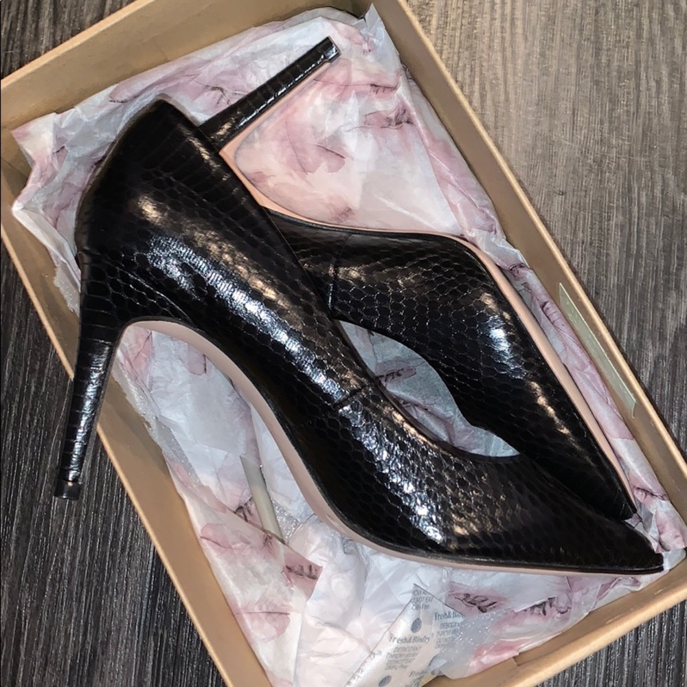 Jessica Simpson pointed toe pumps black snake